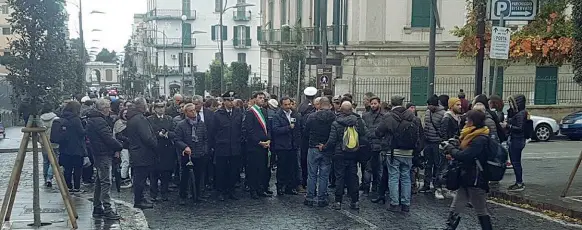  ??  ?? La sfida Il sindaco Bonajuto alla marcia con centinaia
di cittadini