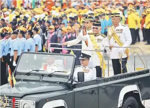  ??  ?? PERIKSA: Tun Taib diiringi Abang Johari menaiki kenderaan bersama Panglima 1 Divisyen Tentera Darat Mejar Jeneral Datuk Stephen Mundaw memeriksa kontinjen sempena Istiadat Perbarisan dan Rapat Raksasa di Kuching, semalam.