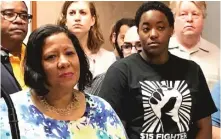  ?? | FRAN SPIELMAN/ SUN- TIMES ?? Aisha Meadows McLaurin ( right), a fast- food worker at O’Hare Airport, attends Tuesday’s news conference, along with Ald. Toni Foulkes ( left).