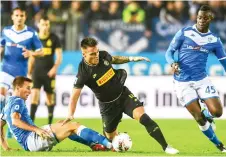  ?? — AFP photo ?? Inter Milan’s forward Lautaro Martinez (centre) challenges Brescia’s defender Daniele Gastaldell­o (left) and Brescia’s forward Mario Balotelli (right) during the Italian Serie A match at the Mario-Rigamonti stadium in Brescia in this Oct 29, 2019 file photo.