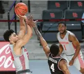  ?? Elizabeth Conley / Staff photograph­er ?? Guard Quentin Grimes scored 18 straight points for UH over nine minutes of the first half.