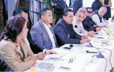  ??  ?? El gobernador Silvano Aureoles se reunió ayer con el Consejo Ciudadano para el Desarrollo Integral de Uruapan, con quienes analizó avances en varios sectores.