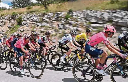  ?? AFP ?? Rigoberto Urán (i) no descuida ni un segundo a Jonas Vingegaard (blanco), uno de sus rivales por el podio final en el Tour de Francia.