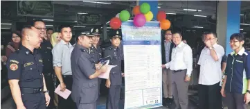  ??  ?? Abang Mohd Porkan (third right), Idrus (fourth right) unveiling the list of controlled items under the Hari Raya Festive Season Price Control Scheme.