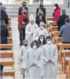  ?? FOTOS: ALOIS GROSS ?? Die Prozession zieht auf die Empore zur eigentlich­en Orgelweihe.