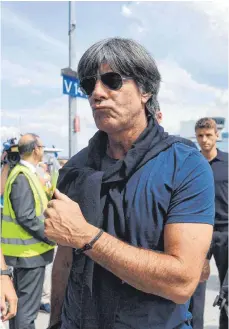  ?? FOTO: DPA ?? Joachim Löw nach der Landung in Frankfurt.