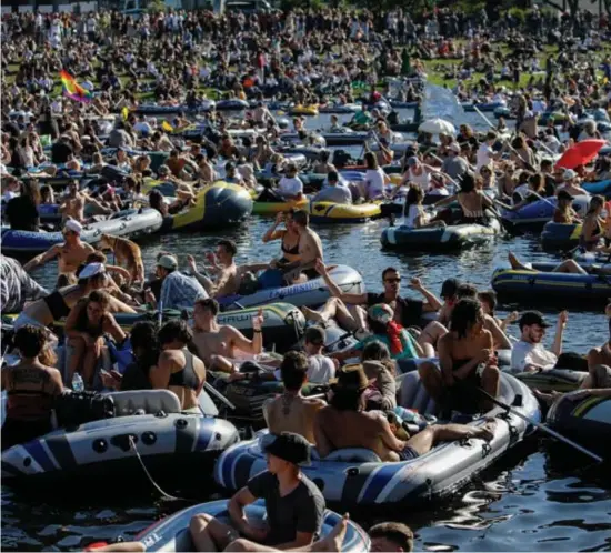  ?? © David Gannon/afp ?? Massaal feesten op bootjes in Kreuzberg. Steun aan de Berlijnse horeca, heet dat.