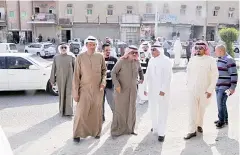  ??  ?? Senior Municipali­ty officials visit as the campaign in Jleeb Al-Shuyoukh continues.