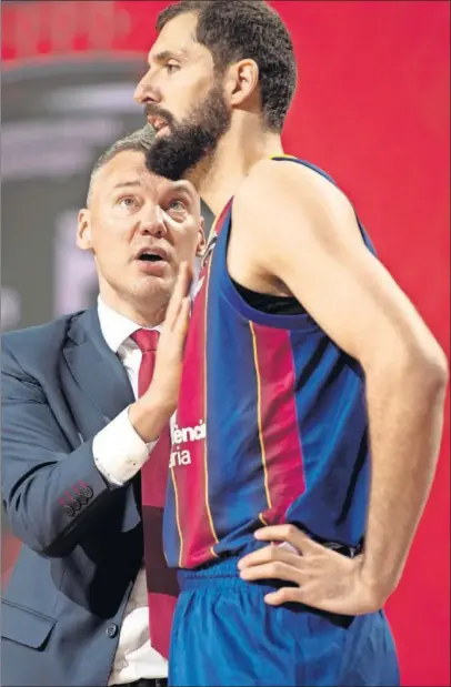  ??  ?? Nikola Mirotic recibe instruccio­nes de Sarunas Jasikevici­us durante un partido de la pasada temporada.