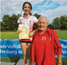  ?? Foto: Lautner ?? Die dritte Goldmedail­le: Liah‰Soline Gerich freut sich mit ihrem Trainer Michael Tragl über den Titel bei der bayerische­n Meistersch­aft.