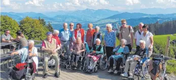  ?? FOTO: RUDI SCHMID-GEIGER ?? Senioren des Altenpfleg­eheims „Hospital zum Heiligen Geist“in Langenarge­n besuchen „ihren“Hausberg den Pfänder mit Rollstuhl, Rollator und Spaziersto­ck. ANZEIGE