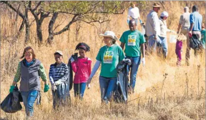  ?? Photo: Perfect Directions ?? Jukskei clean-up: A wide range of City of Johannesbu­rg department­s worked with Gekco and residents to assist in cleaning up the Jukskei and its banks for Mandela Day 2015.