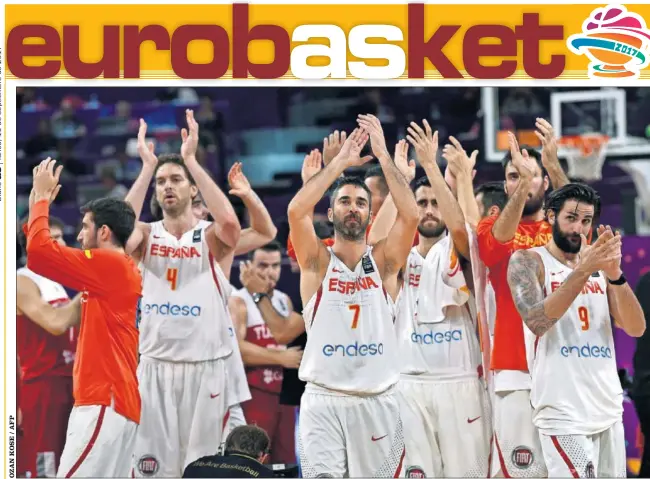  ??  ?? POR EL BUEN CAMINO. La Selección, con Juan Carlos Navarro al frente, celebra la victoria ante Turquía y el pase a cuartos de final en el Eurobasket de Estambul.