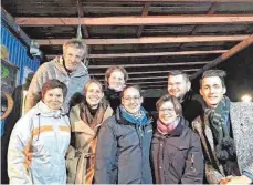  ?? FOTO: PM ?? Die Gründungsm­itglieder des Waldkinder­gartenvere­ins „Schlaue Füchse Tuttlingen: Hinten: (v.l.) Mathias Frey, Tonka Lehmann, Marcel Slusalek; vorne: (v.l.) Jana Kleemann, Jeanette Stemmer, Maria Hollantz, Katharina Pfaff und Florentin Stemmer. Auf dem...