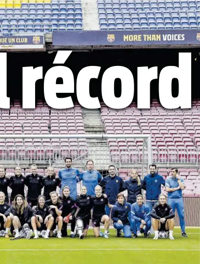  ?? //FCB ?? Toda la plantilla al completo, incluido el staff del primer equipo, posó para una fotografía histórica, ya que era la primera vez que se entrenaban en el Camp Nou