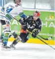  ?? ARCHIVFOTO: FELIX KÄSTLE ?? Andreas Driendl (rechts) fehlt den Ravensburg Towerstars zum Saisonstar­t.