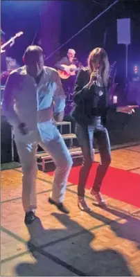  ?? / GTRES ?? Félix Revuelta baila junto a Carla Bruni en su fiesta en Estepona.