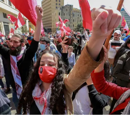  ??  ?? لبنانيون يتظاهرون ضد الطبقة الفاسدة في البلاد