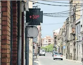  ?? ANNA FERRÀS/ACN ?? El termómetro de una farmacia de Tortosa, ayer a mediodía