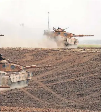  ?? // EFE ?? Tanques turcos en un ejercicio militar cerca de la frontera con Irak
