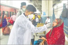  ?? HT PHOTO ?? A health worker collects sample for Covid testing at Dadar station in Mumbai on Nov 30.