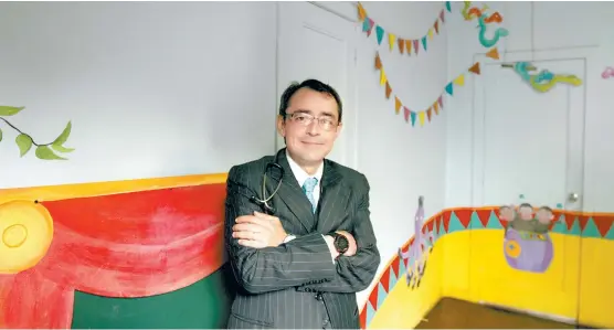  ??  ?? Eduardo Barragán Pérez, jefe del Departamen­to de Neurología Pediátrica del Hospital Infantil de México Federico Gómez.