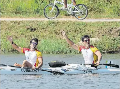  ?? FOTO: EFE ?? Cubelos y Peña levantan el brazo derecho para celebrar la medalla de plata lograda en Montemor o Velho, Portugal