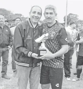  ?? HÉCTOR RIVERA ?? CARLOS TORRES, campeón de goleo en la categoría Máster +48 Años de la Liga Petrolera de Futbol de Veteranos "4 de Octubre".