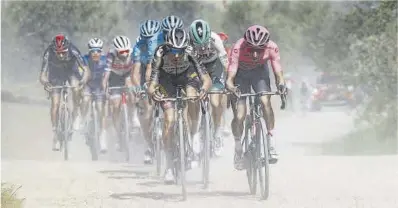  ?? Luca Bettini / AFP ?? Egan Bernal, ayer y de rosa, en plena ofensiva sobre los caminos rurales del Giro.