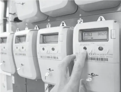  ?? Foto: D.N. ?? Un usuario consulta el consumo de electricid­ad en los contadores de su vivienda.