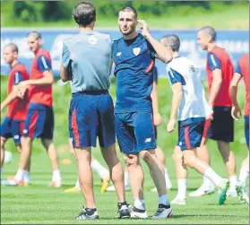  ?? FOTO: JUAN ECHEVERRÍA ?? De charla Aduriz habla con Ziganda en el entrenamie­nto de ayer en Suiza