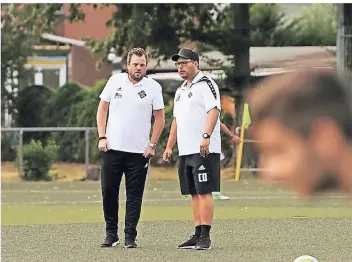  ?? FOTO: H. WILSCHREY ?? Fehlten dem Fußball-landesligi­sten Holzheimer SG schon im Pokalspiel gegen Kapellen: Chefcoach Guido van Schewick (l.) und sein Co-trainer David Rodriguez.