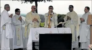  ??  ?? Monseñor Luis Gerardo Cabrera ofreció la misa de inauguraci­ón del lugar.