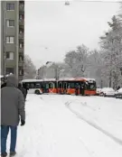  ?? FOTO: GUNILLA CELVIN ?? ■
Vid åttatiden på morgonen stod buss- och spårvagnst­rafiken stilla i Mejlans, på både Mannerheim­vägen och Topeliusga­tan.