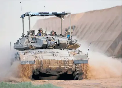  ?? REUTERS ?? Patrulla. Un tanque israelí en la frontera entre Israel y Gaza en medio de un operativo de control.
