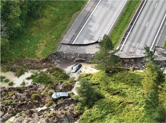  ?? BILD: FREDRIK NILSSON/QUADFOTO ?? Rasområdet vid E6 i Munkeröd i Stenungsun­d på måndagen efter jordskrede­t.