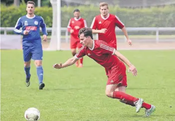  ?? NGZ-FOTO: ANJA TINTER ?? Angreifer Pascal Kienast beackerte die rechte Seite beim TuS Grevenbroi­ch und leitete mit seinem Kopfballtr­effer den 3:0Sieg gegen die DJK Gnadental ein.