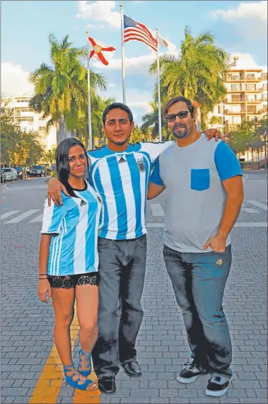  ?? LUIS FERNANDEZ ?? ARGENTINOS POR EL MUNDO. Sánchez (centro) y Pendola Biondi (derecha) luchan por sus derechos.