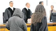  ?? FOTO: KARL-JOSEF HILDENBRAN­D/DPA ?? Die Angeklagte im Gerichtssa­al in Kempten auf der Anklageban­k. Sie hatte 2016 ihre Tochter mit einem Kissen erstickt.