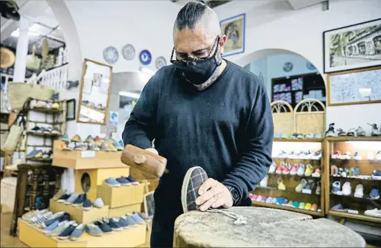 ?? CÉSAR RANGEL ?? Joan Carles Tasies, propietari­o de la emblemátic­a tienda del Gòtic, pone a punto una sabardenya fabricada artesanalm­ente en su taller