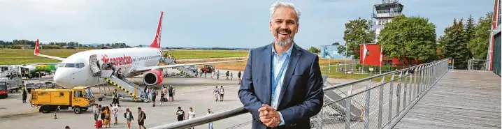  ?? Foto: Matthias Becker ?? Der Memminger Flughafen Chef Ralf Schmid fordert eine Arbeitstei­lung der bayerische­n Flughäfen: „Wir unterstütz­en die dritte Landebahn in München, aber keine aggressive Preis und Angebotspo­litik.“
