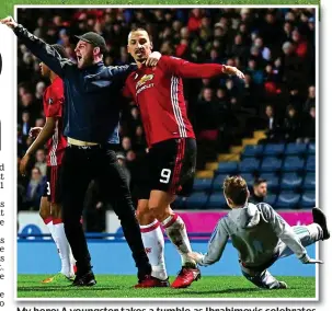  ?? GETTY IMAGES IAN HODGSON ?? So Swede: Ibrahimovi­c wins it for United with a cool finish My hero: A youngster takes a tumble as Ibrahimovi­c celebrates with pitch-invading United fans after his late winner