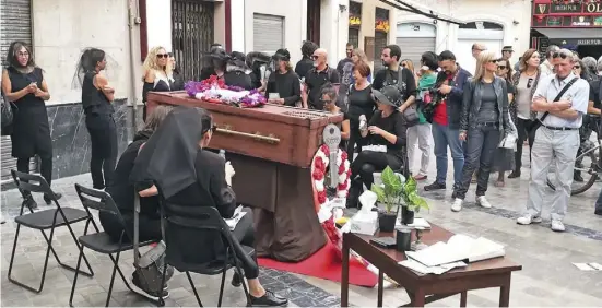  ?? Foto: Nicolas Hock ?? Auf der Plaza Uncibay hielt einer der schwarz gekleidete­n Frauen eine Totenrede.