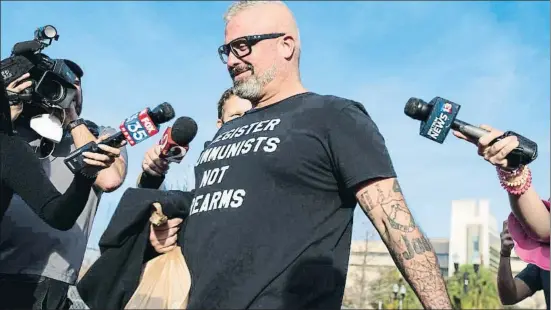  ?? SAM THOMAS / AP ?? Joseph Biggs, del grupo supremacis­ta Proud Boys, el miércoles en Florida, poco antes de ser detenido