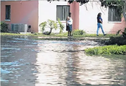  ?? CARLINE JEAN/STAFF PHOTOGRAPH­ER ?? Motorists and pedestrian­s are asked to avoid the Regal Trace apartments at 540 NW Fourth Ave. in Fort Lauderdale after a sewer main break. The city also has advised avoiding water-related recreation­al activities in the area along the New River.