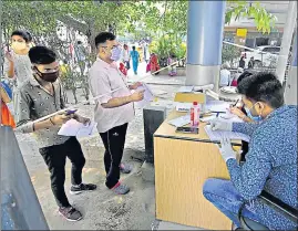  ?? SUNIL GHOSH /HT PHOTO ?? People wait for Covid-19 testing in Noida on Wednesday.