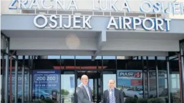  ?? DUBRAVKA PETRIĆ/PIX ?? Direktor osječkog aerodroma Davor Forgić i osječko-baranjski župan Ivan Anušić