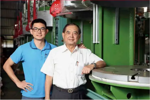  ??  ?? 有為工業董事長陳珀波（右）不愁接班，獨子陳凱銘（左）也進入公司，協助有為的輪胎機械在­世界舞台上發光發熱。