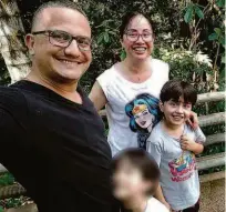  ?? Reprodução/facebook ?? Família Monare: o pastor Alessandro, 38, sua mulher, Belkis, 35, Samuel (à dir.) e Benjamin