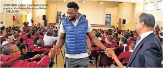  ?? JIKELO ANA ?? SPRINGBOK captain Siya Kolisi inspires pupils at the Belvue Primary in Belhar. |